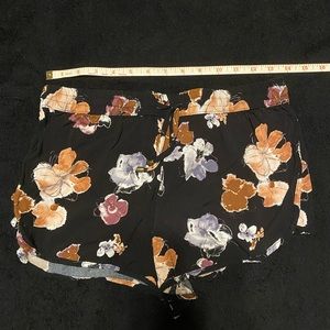 Elastic waist patterned shorts